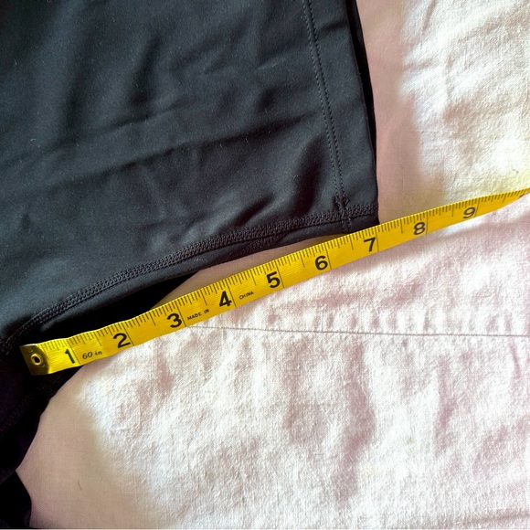 Stretchy women’s 2X Nike athletic shorts. Polyester/Spandex. 7” inseam. - Picture 4 of 7